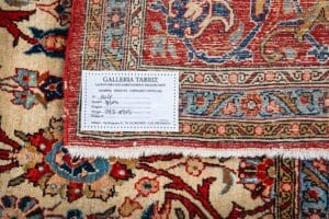 Galleria Tabriz - Tappeti in vendita. Un primo piano di un tappeto a fantasia con etichetta Galleria Tabriz, che mostra i dettagli di questo elegante Tappeto Qum e della sua squisita lavorazione.