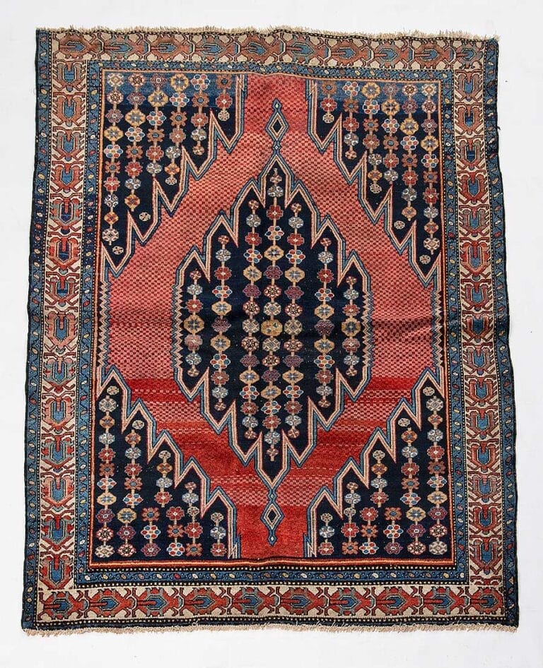 Galleria Tabriz - Tappeti in vendita. Tappeto Zanjan d'epoca proveniente dalla Persia, questo tappeto persiano presenta motivi geometrici in rosso, nero e blu, evidenziati da un suggestivo motivo centrale a rombi.