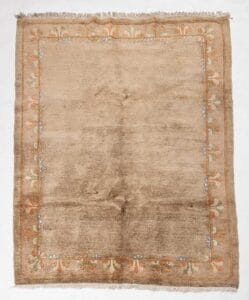 Galleria Tabriz - Tappeti in vendita. Tappeto Tibet 306 quadrato di colore beige con un semplice disegno del bordo, caratterizzato da sottili motivi floreali nei toni dell'arancio e del verde.
