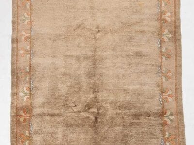 Galleria Tabriz - Tappeti in vendita. Tappeto Tibet 306 quadrato di colore beige con un semplice disegno del bordo, caratterizzato da sottili motivi floreali nei toni dell'arancio e del verde.
