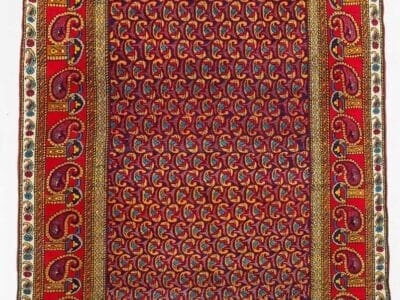 Galleria Tabriz - Tappeti in vendita. Un colorato tappeto persiano ispirato al Tappeto Ardabil, caratterizzato da intricati motivi paisley e da un audace bordo decorativo in rosso, oro e blu.