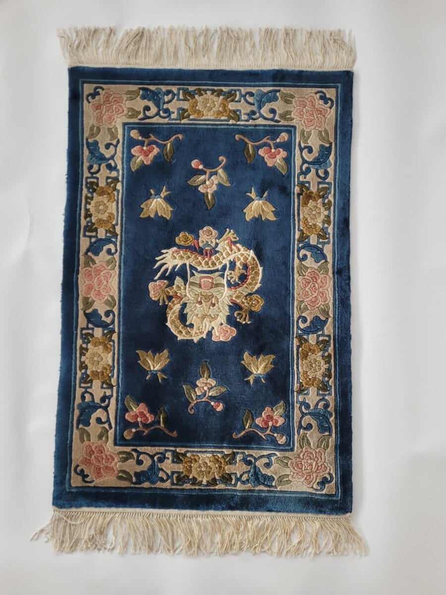 Galleria Tabriz - Tappeti in vendita. Tappeto decorativo blu e oro con motivi floreali e di draghi, caratterizzato da frange sui bordi più corti.