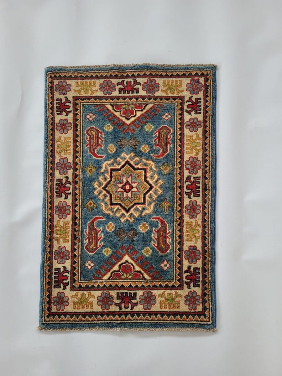 Galleria Tabriz - Tappeti in vendita. Un tappeto rettangolare colorato, con motivi intricati, geometrici e floreali su uno sfondo chiaro.