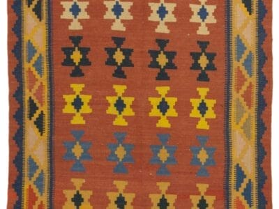 Galleria Tabriz - Tappeti in vendita. Un tradizionale tappeto kilim con motivo geometrico su sfondo rosso, caratterizzato da file di motivi multicolori e un bordo multicolore.