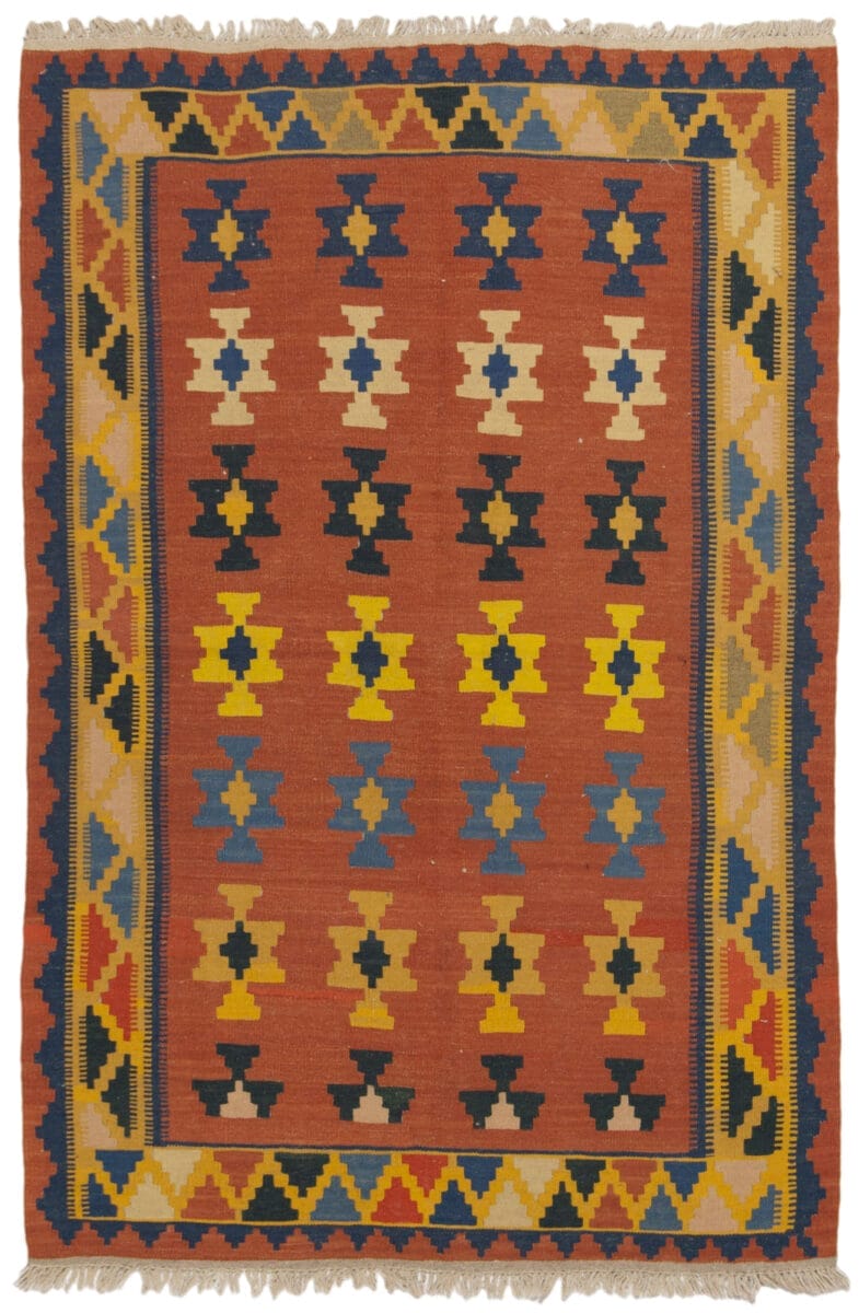 Galleria Tabriz - Tappeti in vendita. Un tradizionale tappeto kilim con motivo geometrico su sfondo rosso, caratterizzato da file di motivi multicolori e un bordo multicolore.