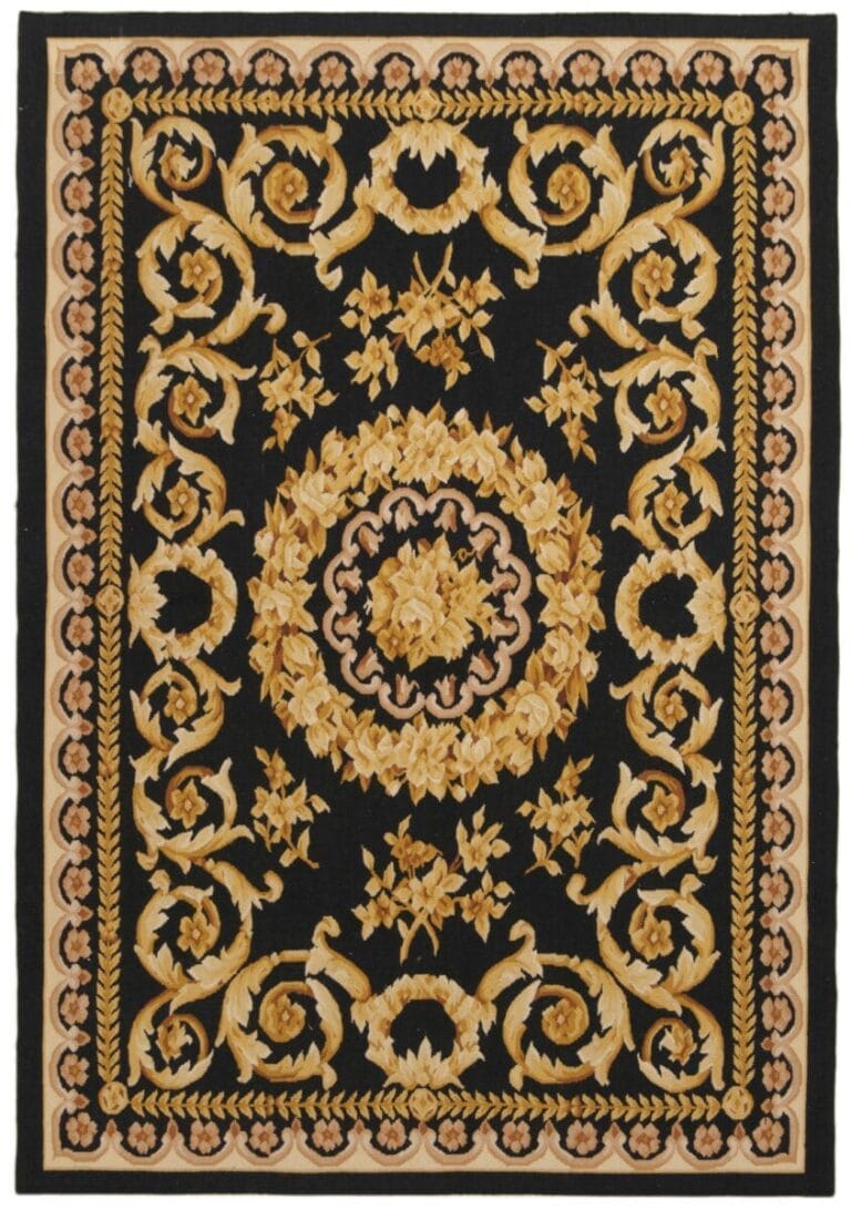 Galleria Tabriz - Tappeti in vendita. Un tappeto rettangolare con sfondo nero e intricati motivi floreali nei toni dell'oro e del beige, caratterizzato da un medaglione centrale e bordi decorati.