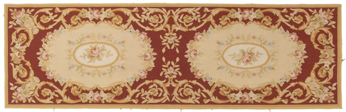 Galleria Tabriz - Tappeti in vendita. Un tappeto floreale rettangolare con due grandi medaglioni floreali ovali su sfondo rosso, circondati da intricati decori a volute dorate.