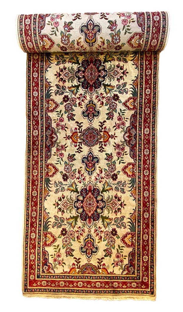 Un tappeto beige e rosso su sfondo bianco.