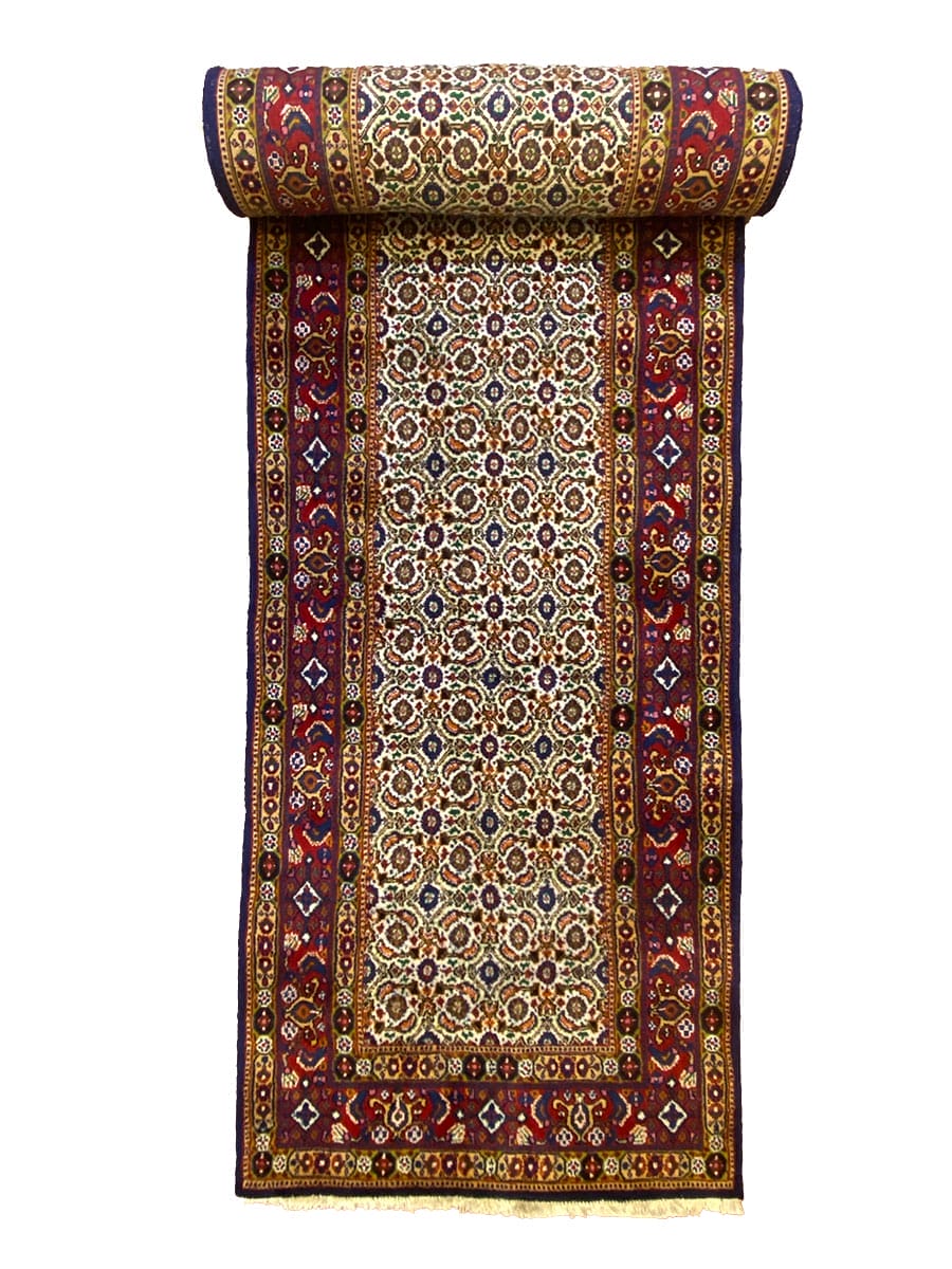 Un tappeto blu e rosso su sfondo bianco.