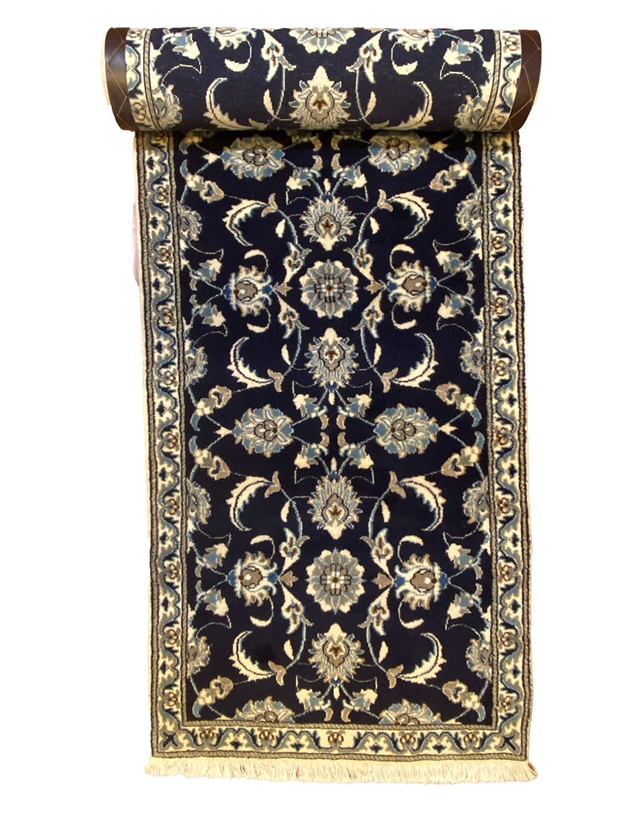 Un tappeto blu e beige dal design ornato.