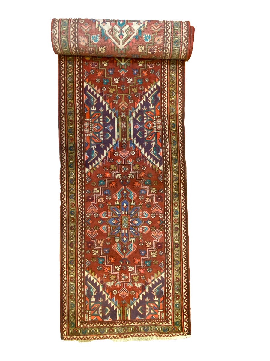 Un tappeto rosso e marrone dal design ornato.