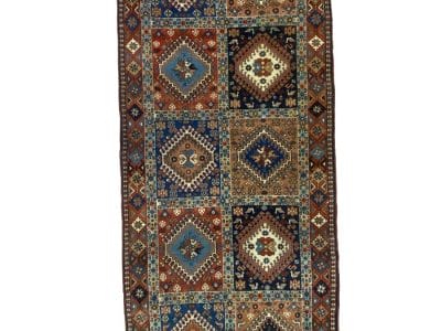 Un tappeto con tanti colori e disegni diversi.
