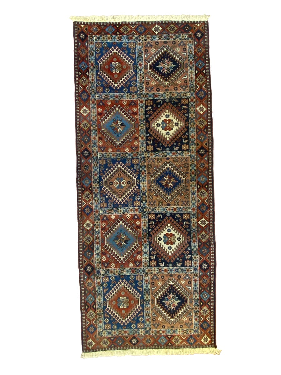 Un tappeto con tanti colori e disegni diversi.