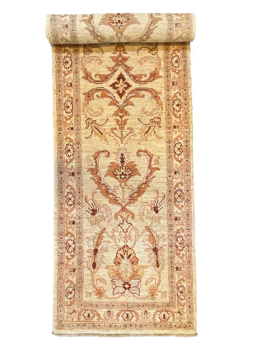 Un tappeto runner beige dal design ornato.