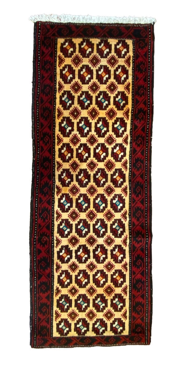 Un tappeto rosso e nero su sfondo bianco.