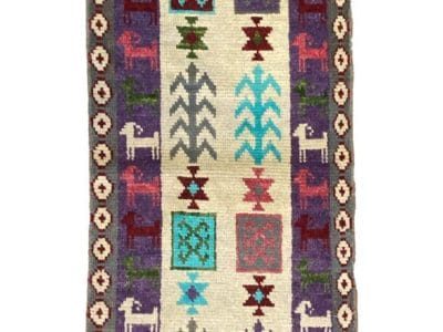 Un tappeto kilim turco con disegni colorati.