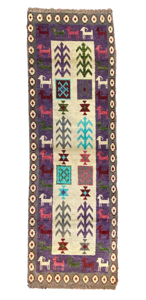 Un tappeto kilim turco con disegni colorati.