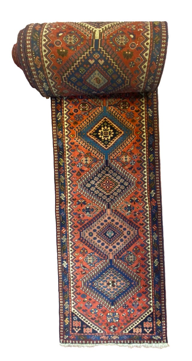 Un tappeto runner dal design arancione e blu.