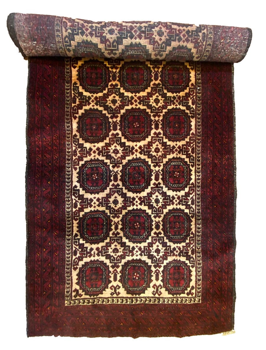 Un tappeto afgano con un disegno rosso e nero.