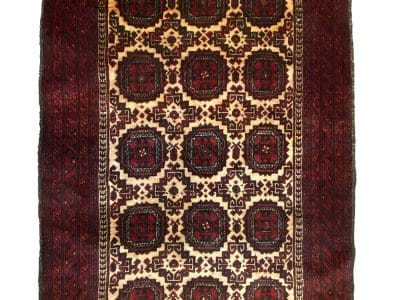 Un tappeto afgano con un disegno rosso e nero.