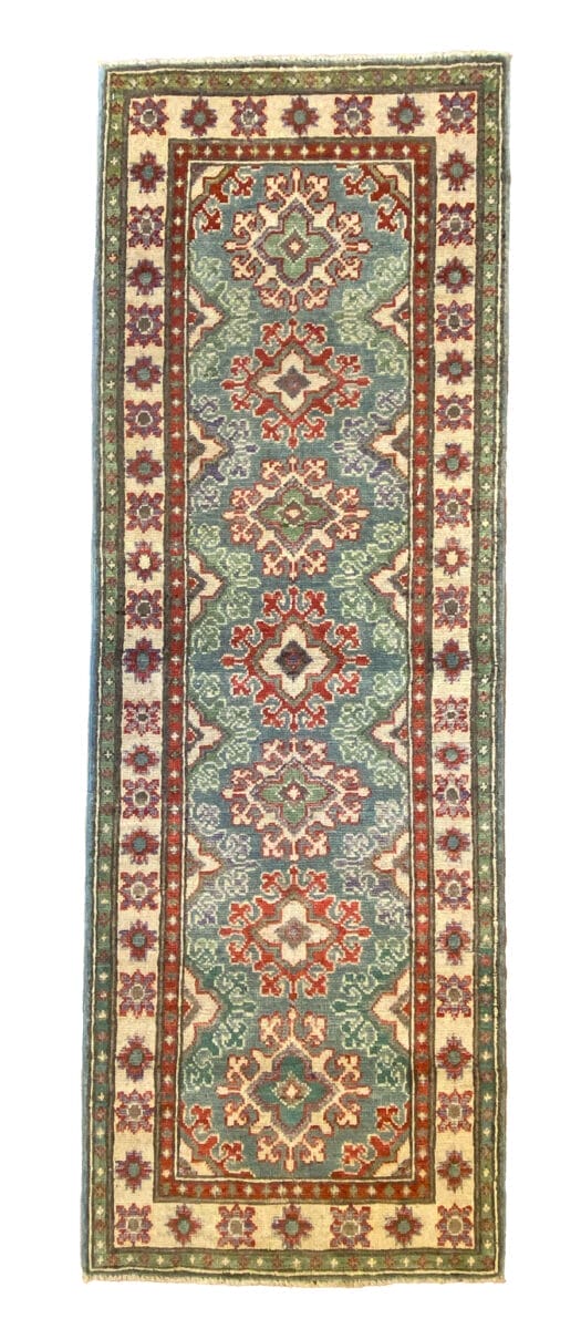 Un tappeto con un disegno blu, rosso e verde.