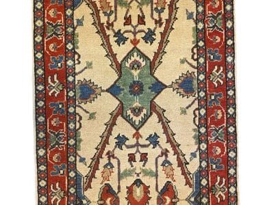 Un tappeto turco con un disegno blu e rosso.