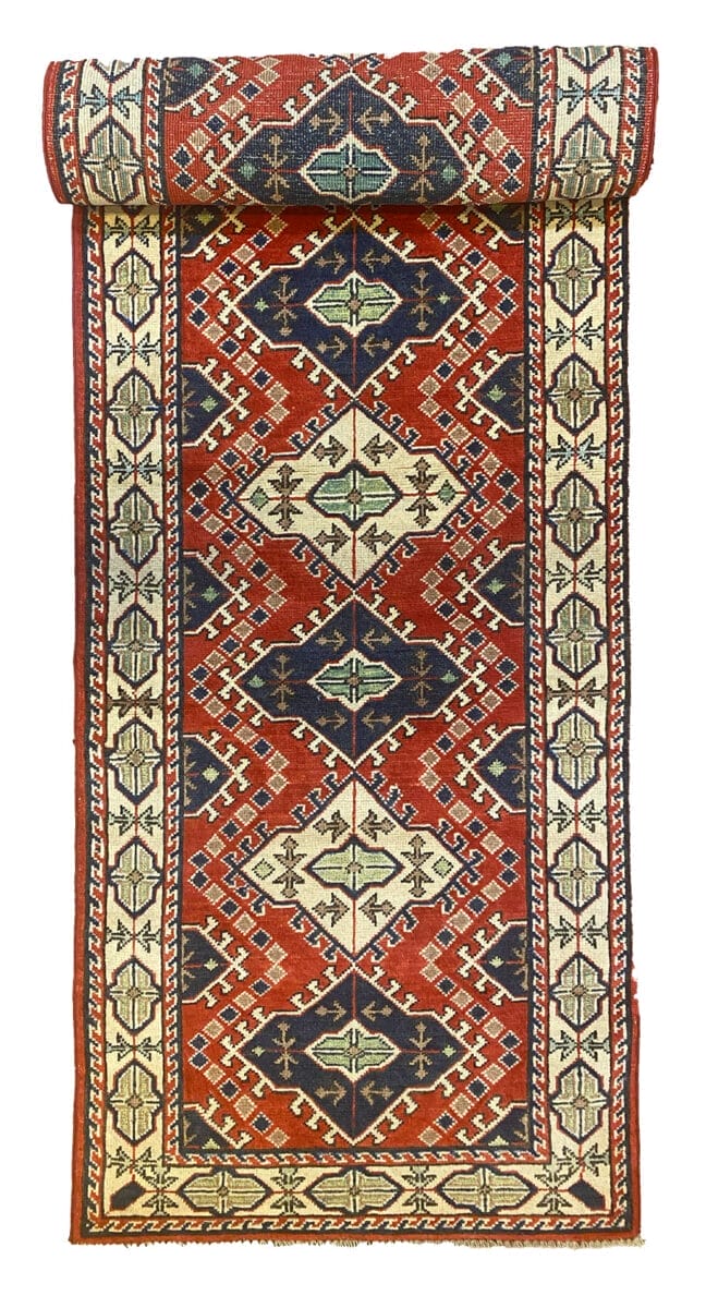 Un tappeto rosso e blu dal disegno geometrico.