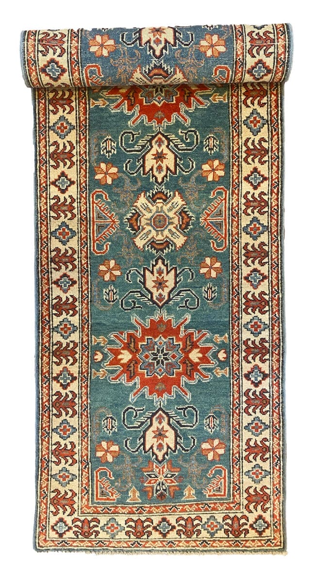 Un tappeto blu e marrone chiaro con un design ornato.