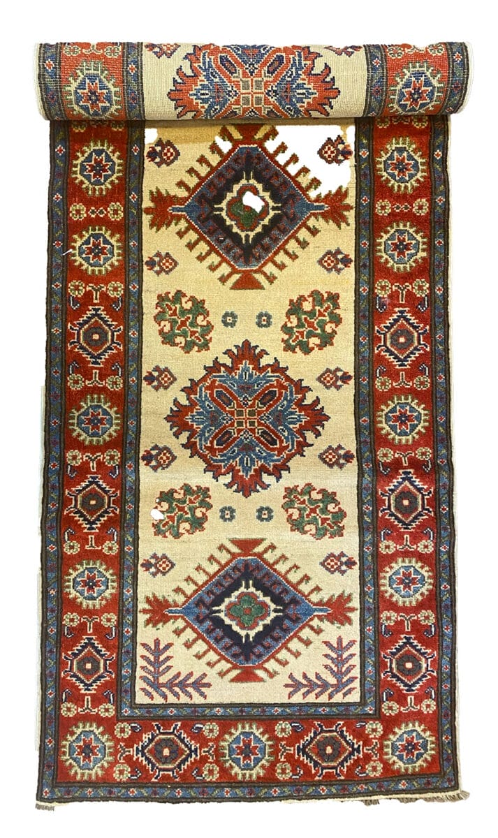 Un tappeto con un disegno rosso, blu e verde.