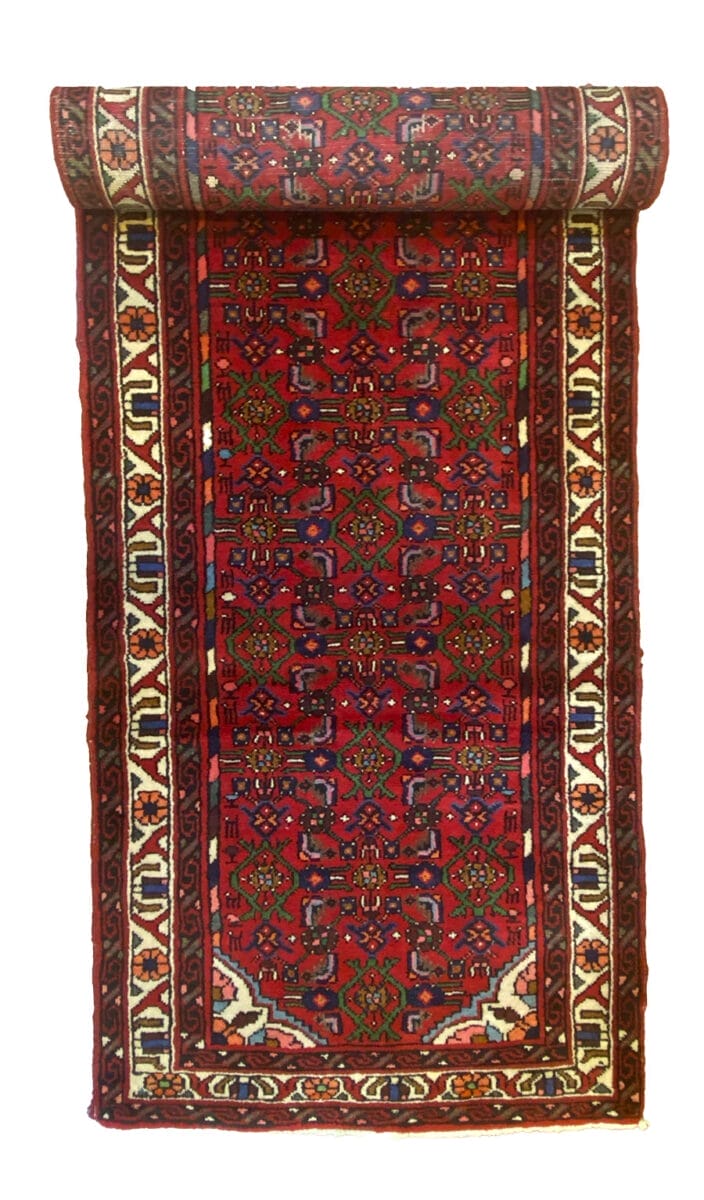 Un tappeto rosso e blu dal disegno geometrico.