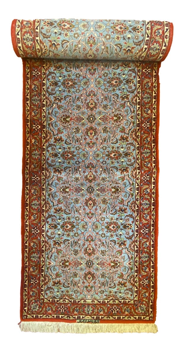 Un tappeto blu e rosso su sfondo bianco.