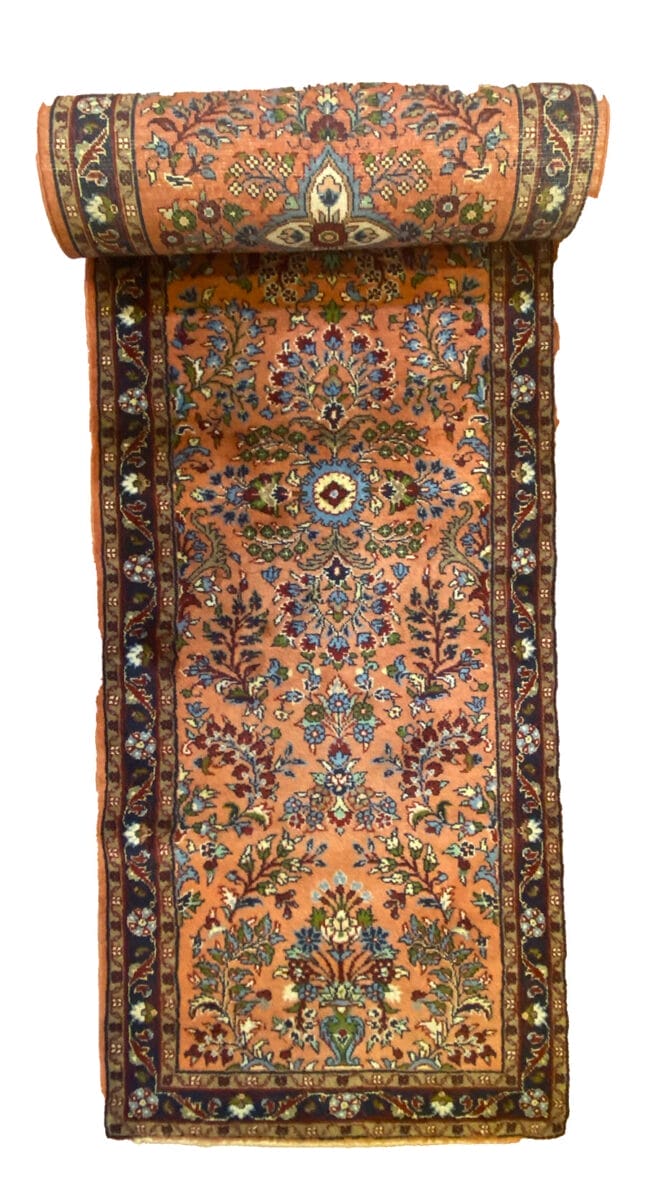 Un tappeto arancione e marrone dal design ornato.