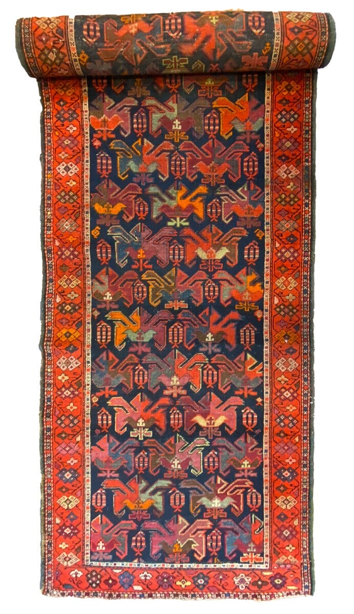 Un tappeto kilim afgano dal design colorato.