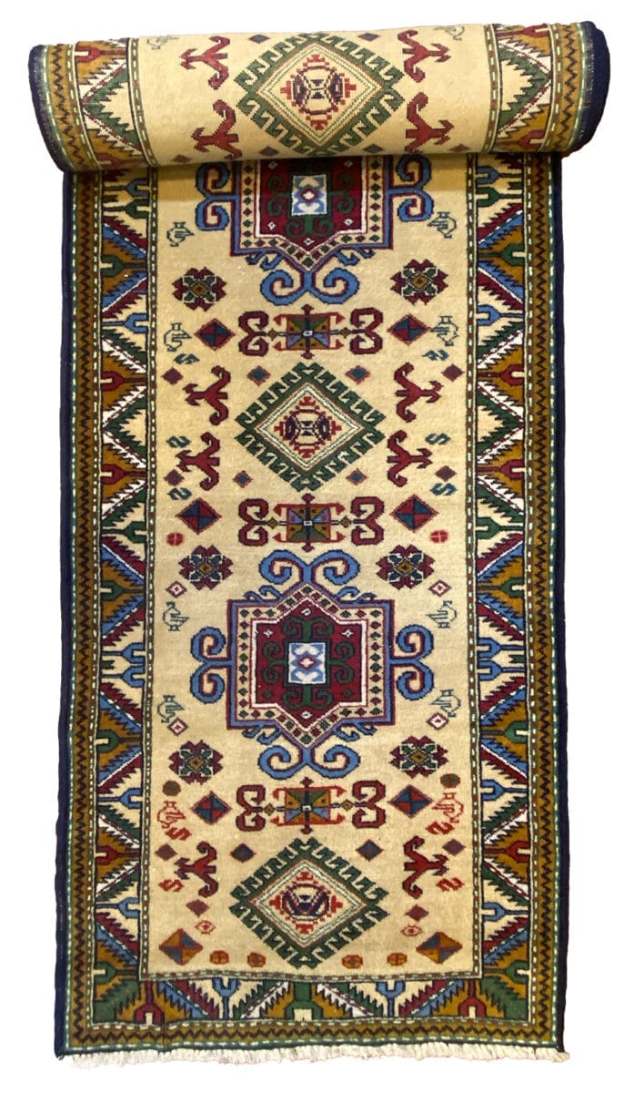 Un tappeto runner turco dal design colorato.
