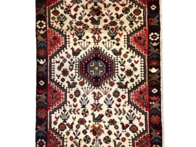 Un tappeto con un disegno rosso, bianco e blu.