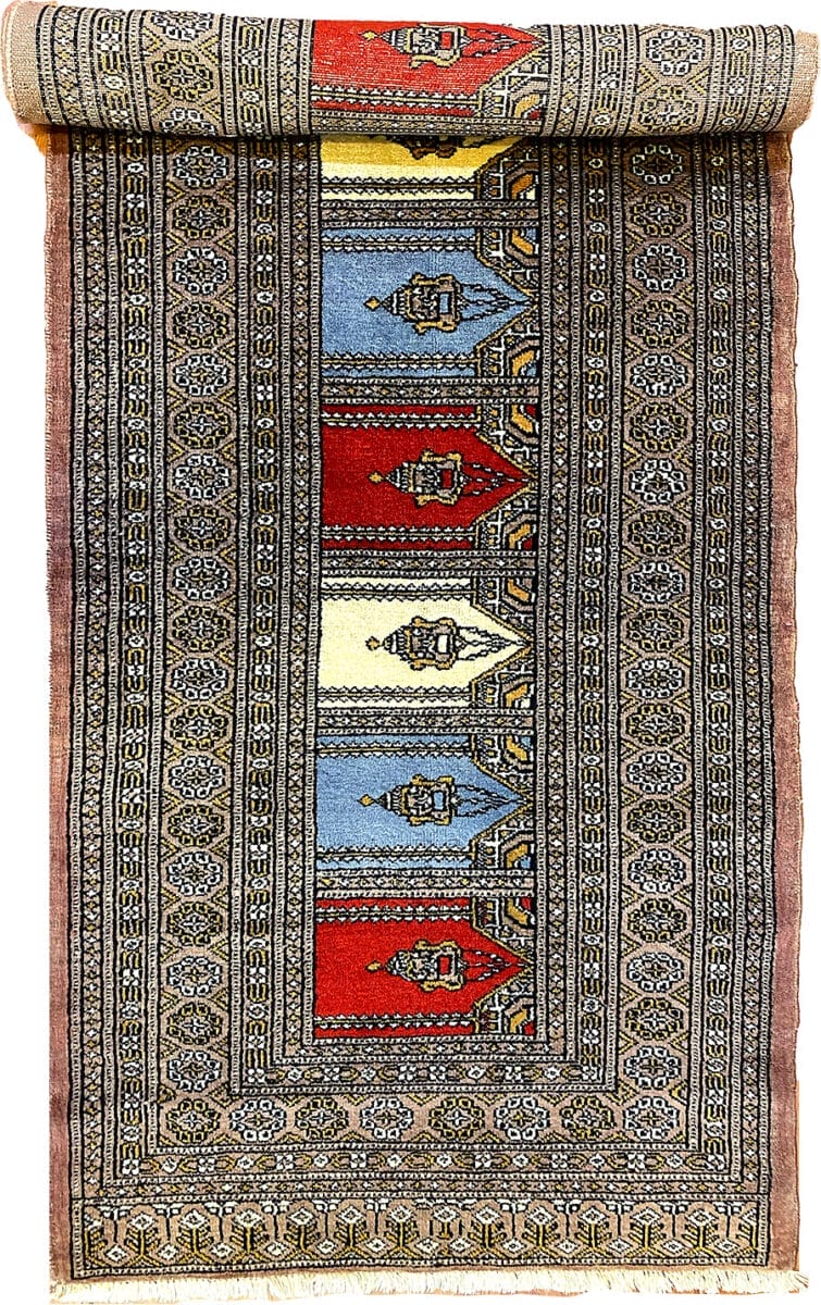 Un tappeto con un disegno rosso, blu e giallo.