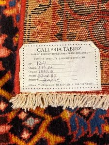 Un tappeto con un'etichetta sopra.