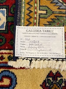 Un tappeto con un'etichetta sopra.