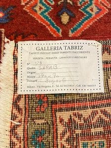 Un vecchio tappeto con un'etichetta sopra.