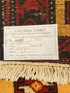 Un primo piano di un tappeto kilim con un'etichetta sopra.