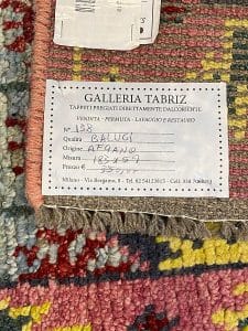 Un tappeto kilim turco con un'etichetta sopra.