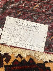 Un'etichetta su un tappeto con un'etichetta sopra.