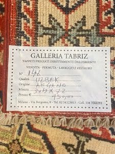 Un tappeto turco con un'etichetta sopra.